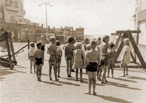 Kinder die nicht in der Lage sind am Strand zu spielen