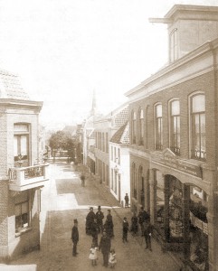 Die Kerkstraat zirka 1888 wahrscheinlich fotografiert vom Hotel Driehuizen