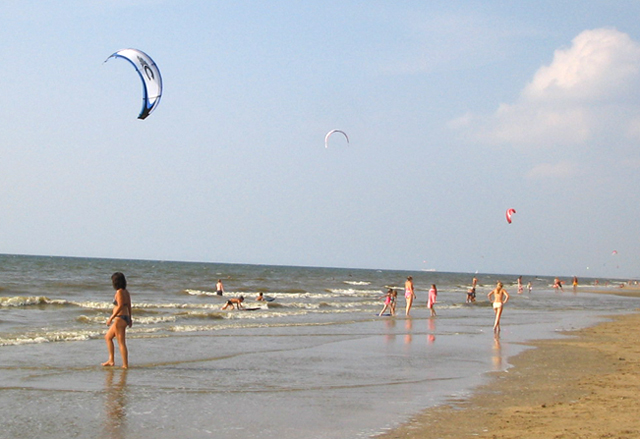 Bekijk de Kitesurfers in aktie op het strand