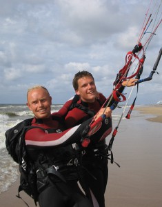 Okke Engel (left) giving a kitesurfing lesson