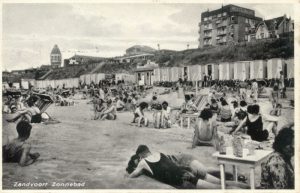 Eine am 27. Juli 1938 versendete Postkarte, die das Hotel Groot Badhuis und den alten Wasserturm in der Ferne zeigt.
