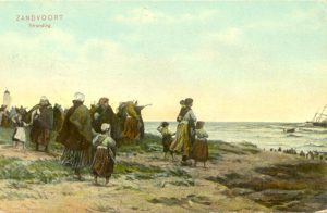 Strandung – Besorgte Menschen sammeln sich am Strand um ein gestrandetes Schiff in Augenschein zu nehmen – Dies ist nicht ungewöhnlich, wenn man die manchmal sehr gefährlichen Leben der Zandvoort Fischer bedenkt. Diese Postkarte ist auf den 10. August 1909 datiert.