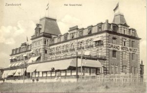 Näherer Blick auf das Grand Hotel in Zandvoort.