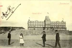 Strandpiraten die für ein Foto vor dem Grand Hotel posen.