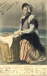 Eine traditionelle Zandvoortfischerin um 1905.