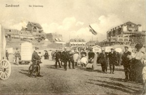 Urlauber unten auf dem Strandweg um 1905