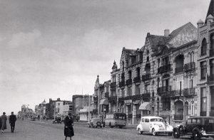 Der Boulevard Favauge um circa 1935. Leider zeigt der Boulevard de Favauge nur wenig von der Pracht und Eleganz, aus der Belle Epoque Zandvoorts und die Stadt vor dem Zweiten Weltkrieg.