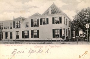 Dr. Gerkes Haus in der Kerkplein am Ende der Kerkstraat – Postkarte datiert auf den 4. Mai 1901.