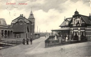 Die Haltestraat. Der Name kommt von der neu eröffneten Haarlem-Zandvoort-Zugverbindung von 1881.