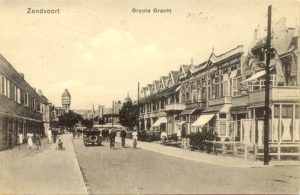 Die Groote Gracht in Zandvoort. Diese Postkarte ist auf der Rückseite auf den 16. Juli 1927 gestempelt.