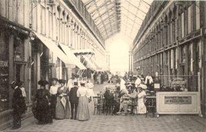 Binnenkant van de Zandvoort Passage die geopend werd in 1881. U kunt hier de vele winkels en cafés zien. De Passage brandde af in 1925.