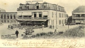 Nog een afbeelding van Hotel Driehuizen. Deze kaart is naar Amsterdam verstuurd door iemand die verbleef op Spoorstraat 14a in Zandvoort op 2 juni 1907. Dit hotel schijnt tijdens de bezetting van de Duitsers gebruikt te zijn als bordeel.