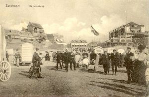 Vakantiegangers op de Strandweg in circa 1905. Het Hotel Driehuizen (middenachter) was een van de eerste beroemde hotels in Zandvoort.
