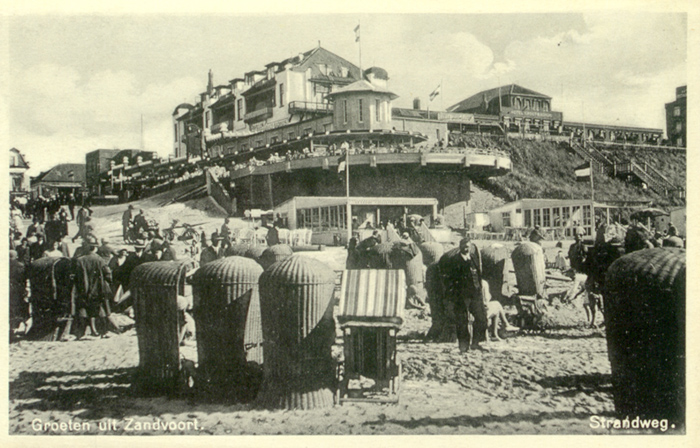 De Strandweg weer met Hotel Groot Badhuis op de achtergrond en de ronde Rotunda die opnieuw opgebouwd werd na de oorlog.