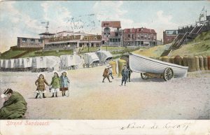 Zandvoort Strand, bij de Strandweg. Let op het bordje voor het Hotel D’Orange aan de linkerkant op de foto.