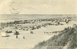 Strand ansichtkaart, verstuurd naar Londen. Poststempel van 6 augustus 1907.