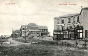 De Boulevard Paulus Loot. De boulevard die loopt van de Strandweg naar de nieuwbouwwijk waar de weg een bocht maakt en overgaat in de Brederodestraat. Poststempel van 1 augustus 1906