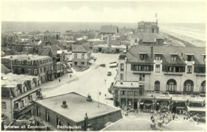 Het Badhuisplein, gefotografeerd vanuit de oude watertoren. Het Hotel Groot Badhuis is duidelijk te zien aan de rechterkant. Deze ansichtkaart is uit 1934