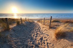 Sonnenuntergang an einem FKK-Strand